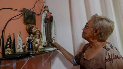 “Pensé que eso nunca ocurriría conmigo y mi familia, imagina ahora perder tres hijos”, dice esta mujer de 76 años (MICHAEL DANTAS / AFP)