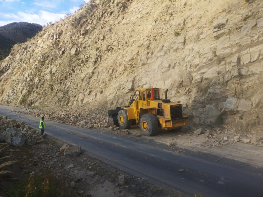 Limpian la carretera Oruro-Cochabamba tras dinamitazo en un cerro en el sector de Bombeo