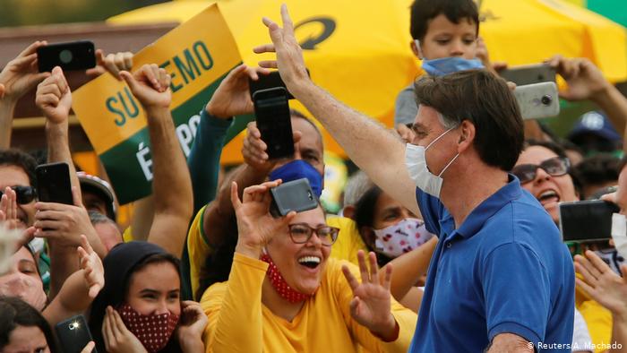 Bolsonaro no entiende de distanciamiento social. 