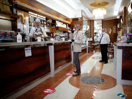 Un hombre toma un café en Milán (REUTERS/Alessandro Garofalo)