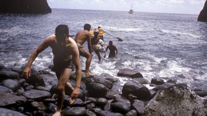 Luego del rescate los adolescentes de Tonga recrearon el naufragio y su supervivencia en la isla para un documental de la televisión australiana.
