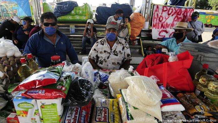 Vendedores de un mercado callejero en Ciudad de México.