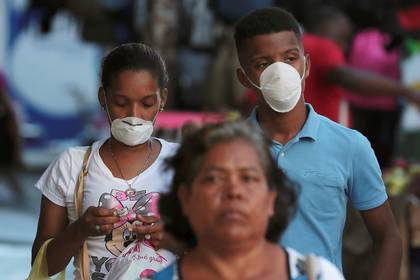  Personas usan mascarillas luego de que llegara el brote de coronavirus a Ciudad de Panamá