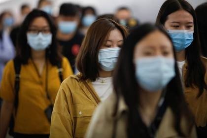 Personas con mascarilla en una estación de metro durante la hora punta de la mañana, en Beijing (Reuters)