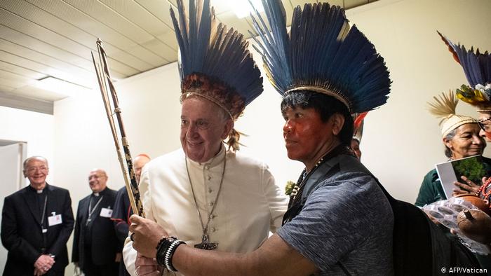 En el Sínodo sobre la Amazonía celebrado en el Vaticano se analizó la situación de la Amazonía y de sus pueblos originarios. El lema fue fue Amazonía: nuevos caminos para la iglesia y para una ecología integral.