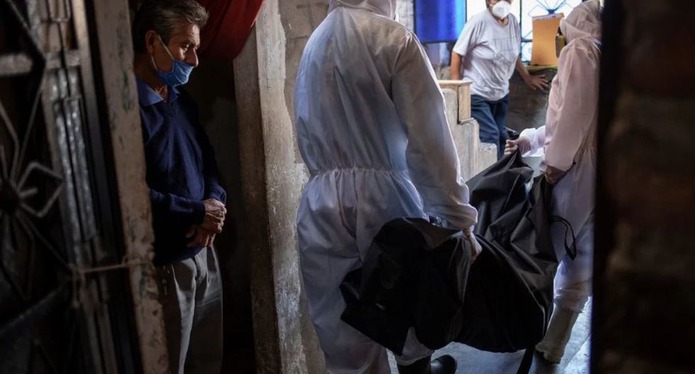 ¡Impactantes imágenes! Venezolanos son contratados para recoger cadáveres por COVID-19 en Perú. (AP)