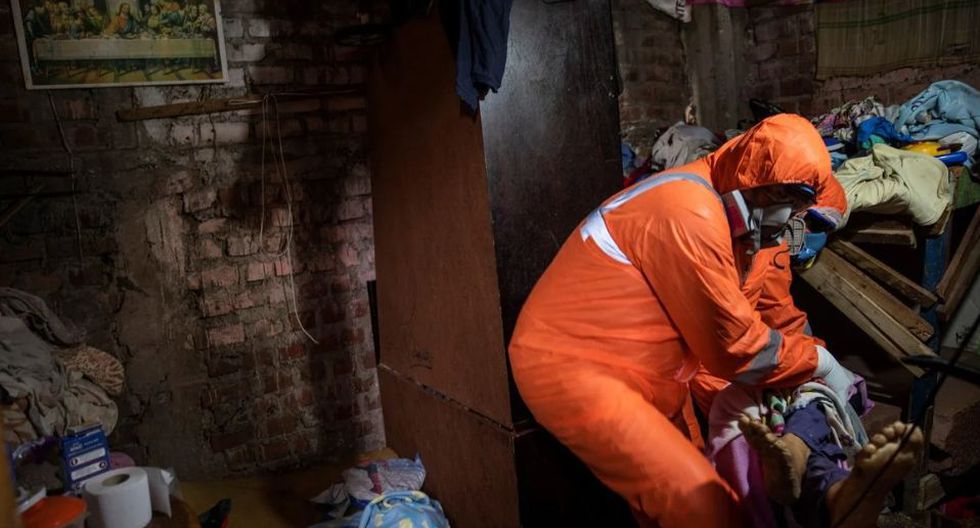 ¡Impactantes imágenes! Venezolanos son contratados para recoger cadáveres por COVID-19 en Perú. (AP)