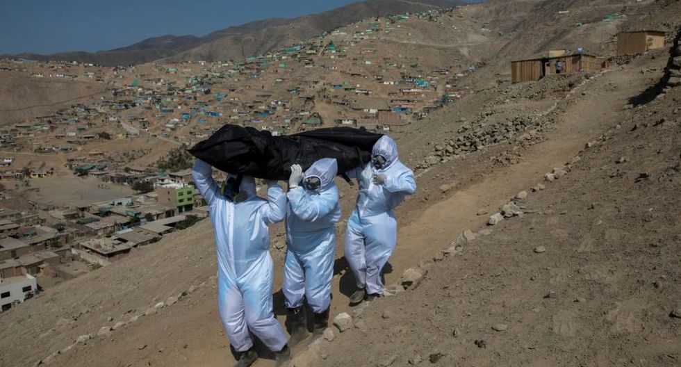 ¡Impactantes imágenes! Venezolanos son contratados para recoger cadáveres por COVID-19 en Perú. (AP)