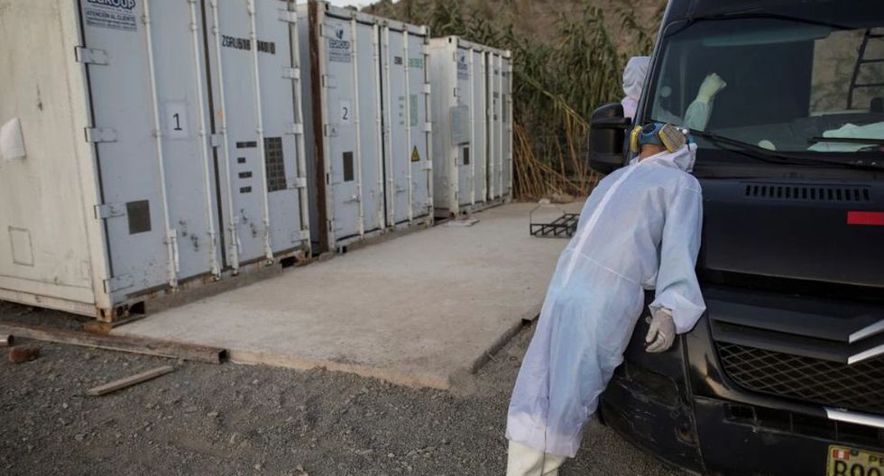 ¡Impactantes imágenes! Venezolanos son contratados para recoger cadáveres por COVID-19 en Perú. (AP)