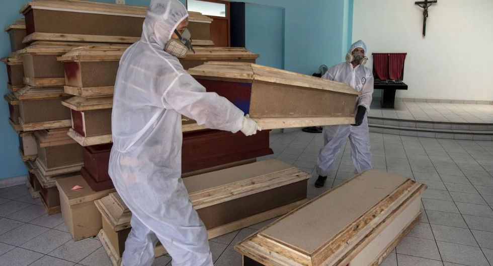 ¡Impactantes imágenes! Venezolanos son contratados para recoger cadáveres por COVID-19 en Perú. (AP)