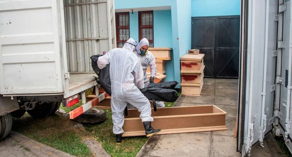 ¡Impactantes imágenes! Venezolanos son contratados para recoger cadáveres por COVID-19 en Perú. (AP)