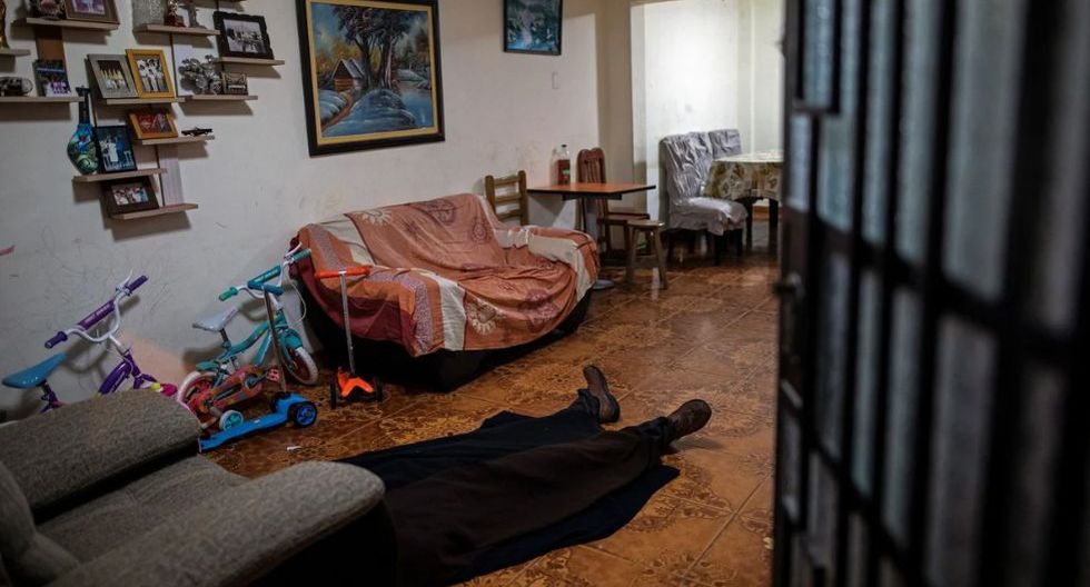 ¡Impactantes imágenes! Venezolanos son contratados para recoger cadáveres por COVID-19 en Perú. (AP)