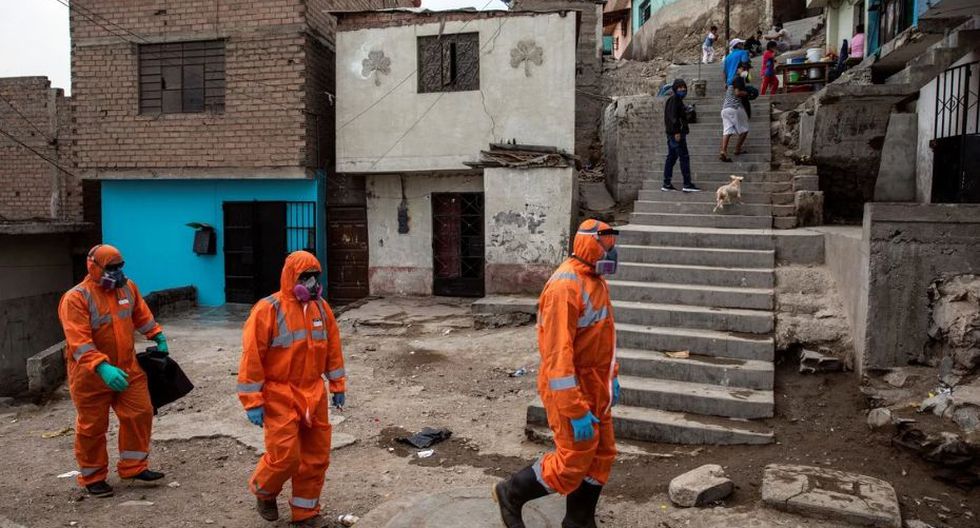¡Impactantes imágenes! Venezolanos son contratados para recoger cadáveres por COVID-19 en Perú. (AP)