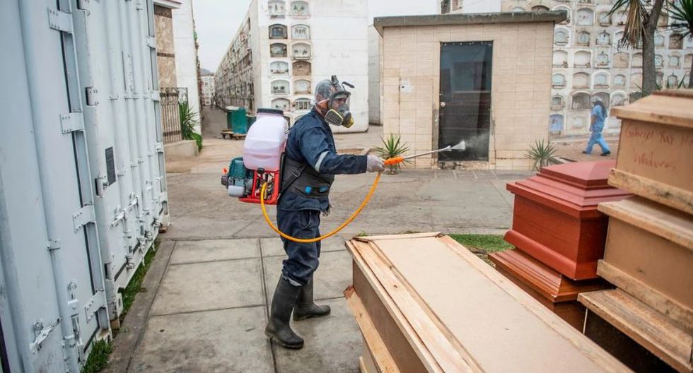 ¡Impactantes imágenes! Venezolanos son contratados para recoger cadáveres por COVID-19 en Perú. (AP)