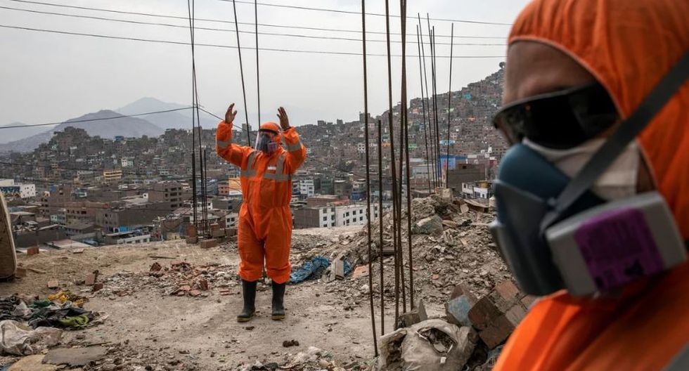 ¡Impactantes imágenes! Venezolanos son contratados para recoger cadáveres por COVID-19 en Perú. (AP)