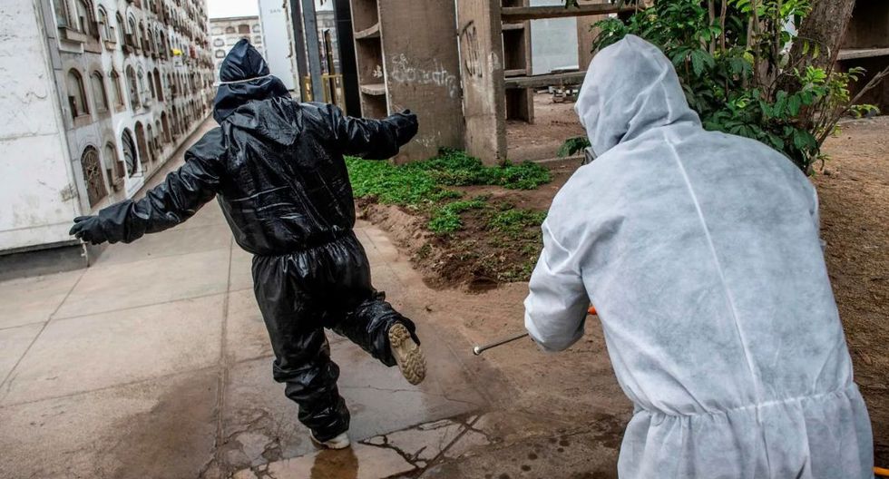 ¡Impactantes imágenes! Venezolanos son contratados para recoger cadáveres por COVID-19 en Perú. (AP)