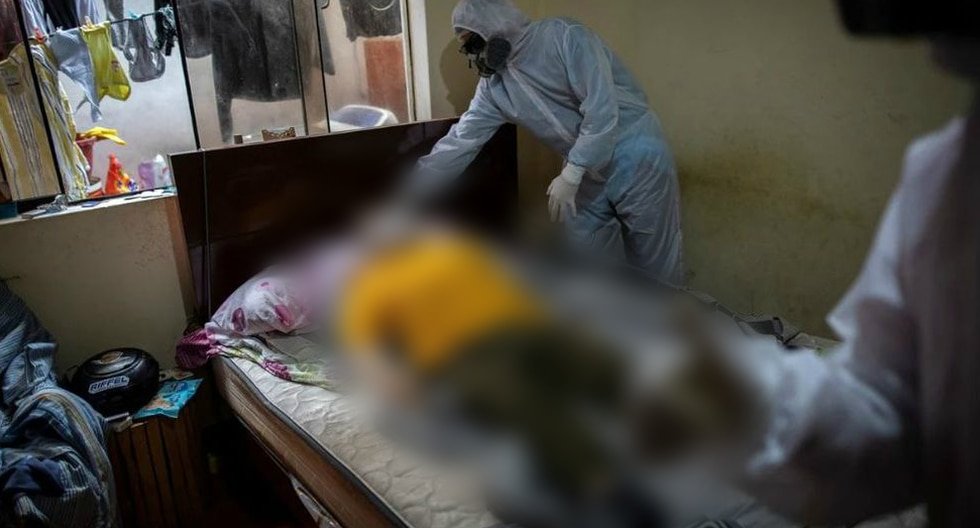 ¡Impactantes imágenes! Venezolanos son contratados para recoger cadáveres por COVID-19 en Perú. (AP)