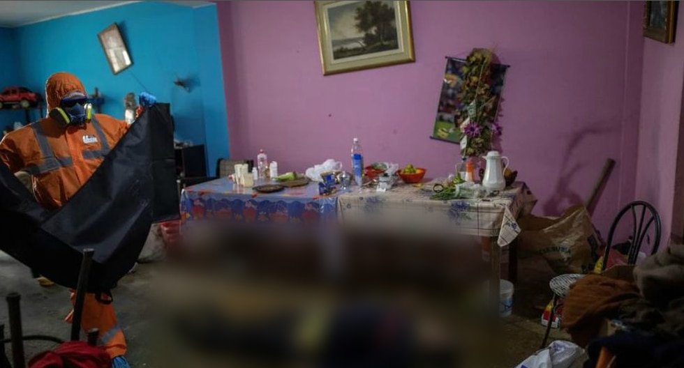 ¡Impactantes imágenes! Venezolanos son contratados para recoger cadáveres por COVID-19 en Perú. (AP)