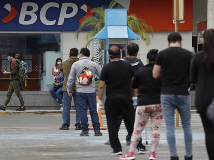 Un grupo de personas fue registrado el pasado martes al hacer fila frente a la sede de una oficina del Banco de Crédito del Perú, en la capital peruana. EFE/Paolo Aguilar 