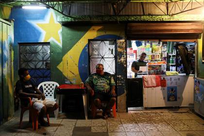 Imagen de archivo de personas que se ven en un negocio en medio de la pandemia de coronavirus, en la favela de Educandos, en Manaos, Brasil, Mayo 19, 2020. REUTERS/Bruno Kelly