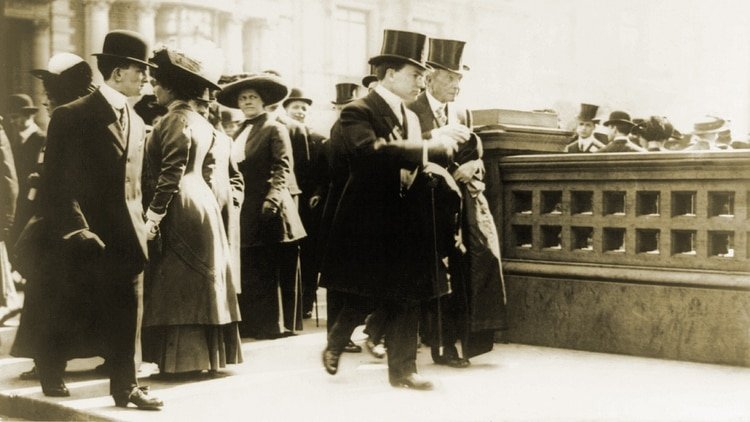 John Davison Rockefeller camina junto a su hijo John D. Jr cerca de 1910 en Nueva York (Everett/Shutterstock ) 