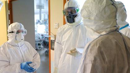Especialistas médicos hablan en una unidad de cuidados intensivos de la Clínica Universitaria Lomonosov, que ofrece tratamiento a pacientes infectados con coronavirus en Moscú, Rusia, el 20 de mayo de 2020. (Andrei Nikerichev/Agencia de Noticias de Moscú/Handout via REUTERS)