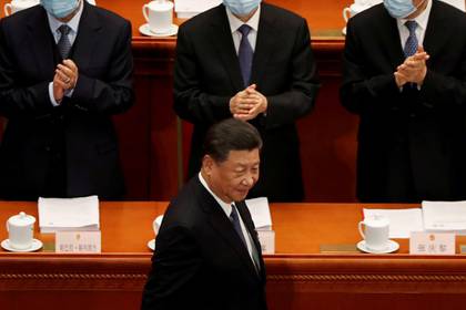 El presidente chino Xi Jinping pasa frente a funcionarios cuando llega a la sesión de apertura del Congreso Nacional del Pueblo (NPC) en el Gran Salón del Pueblo de Beijing, China, el 22 de mayo de 2020. (REUTERS/Carlos García Rawlins)