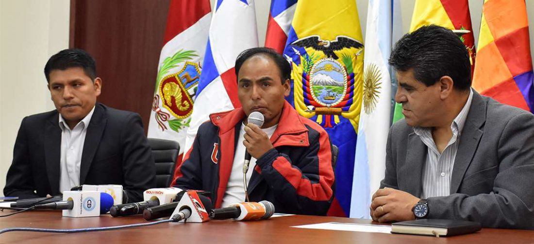 Milton Navarro (c) ha tenido ya varias reuniones con gente del fútbol nacional. Foto: internet