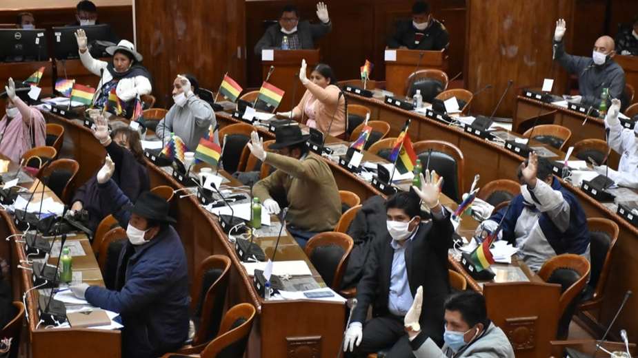Los legisladores en la Asamblea durante una sesión en época de pandemia. Foto: APG