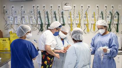 Médicos y enfermeros trabajan en la unidad de terapia intensiva de Covid-19 del Instituto Emilio Ribas de enfermedades infecciosas en Sao Paulo, el 15 de mayo de 2020. (Jonne Roriz/Bloomberg)