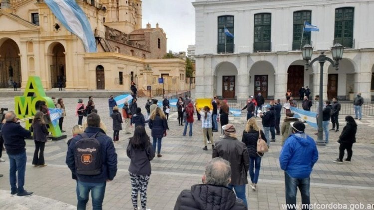 Protesta de la Red de Comerciantes Unidos de Córdoba en contra del cierre de comercios