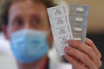 Farmacéutico muestra píldoras de hidroxicloroquina en el Hospital CHR Center Hospitalier Regional de la Citadelle en Liege, Bélgica, 22 abril 2020. REUTERS/Yves Herman/FOTO DE ARCHIVO