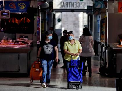 Personas protegidas con mascarillas en el Mercado Central de Valencia (EFE/ Manuel Bruque)