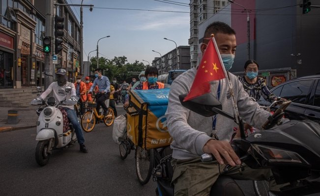 Personas en China usan mascarillas tras el brote de Covid-19 en ese país