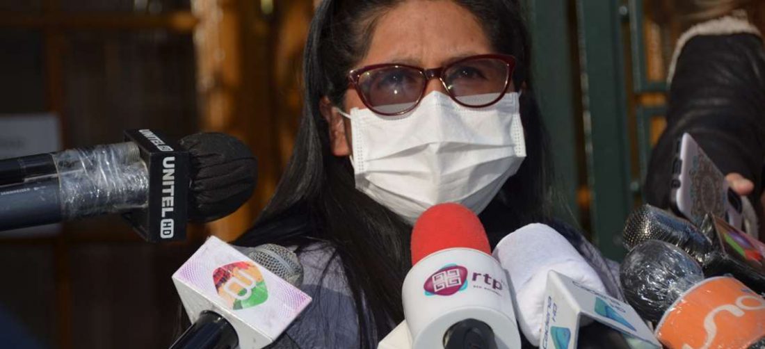 La senadora Eva Copa