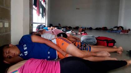 Miles de venezolanos debieron dormir durante días en el piso, sin comida ni medidas preventivas contra el coronavirus (@dsmolansky)