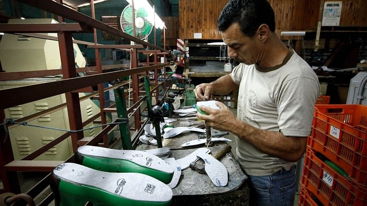 Un trabajador en una empresa pyme del calzado. Un sector que se quedó sin demanda a partir de la paralización obligada de la oferta