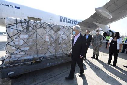 Imagen de archivo del presidente chileno Sebastián Piñera recibiendo insumos para enfrentar el brote de coronavirus, en el aeropuerto de Santiago, Chile, el 25 de abril de 2020. Alex Ibanez/Presidencia de Chile/Handout via REUTERS