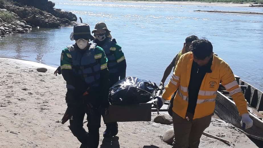 Los rescatistas llevan los restos del joven./Foto: Soledad Prado