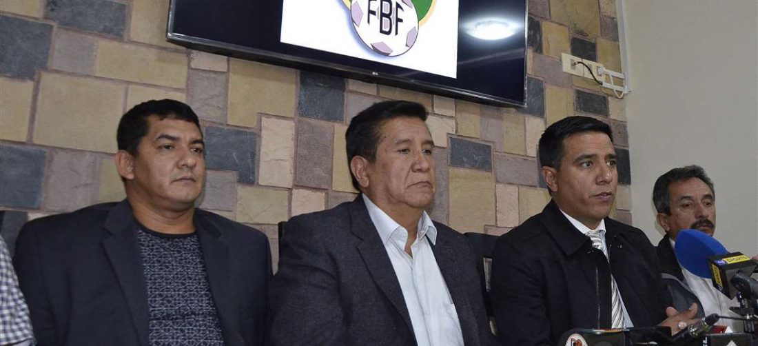 Marco Rodríguez (izq.), vicepresidente de la FBF; César Salinas (c.), presidente de la FBF; y César Farías, seleccionador nacional. Foto: Internet