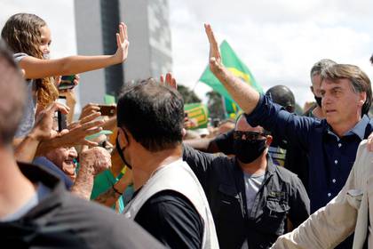 Bolsonaro volvió a ignorar las recomendaciones de distanciamiento social, durante una manifestación en Brasilia (REUTERS/Adriano Machado)