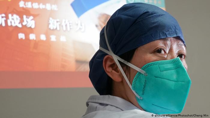 Foto de médico chino con mascarilla