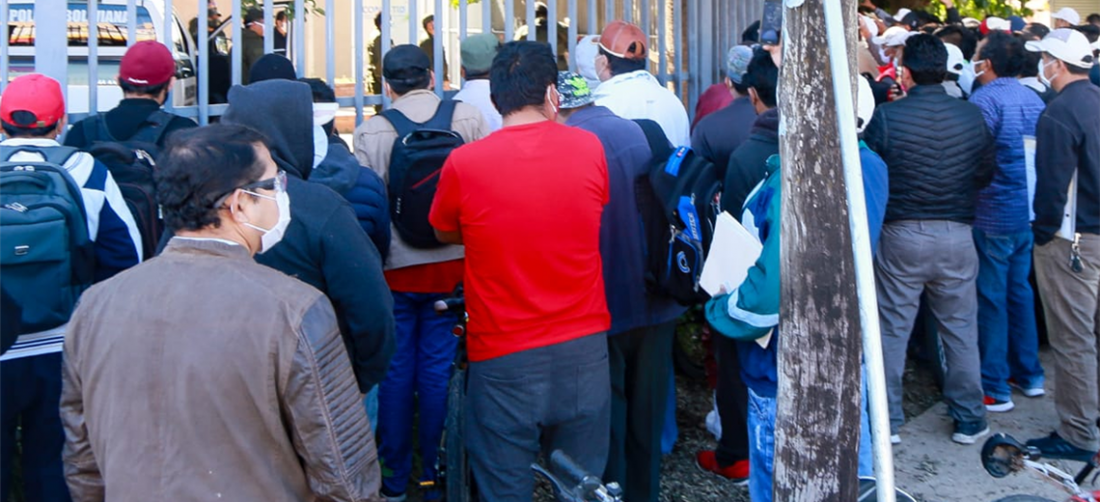 Muchos comerciantes llegaron hasta las oficinas de Conaltid para tramitar su pase de circulación. Foto. Jorge Uechi 