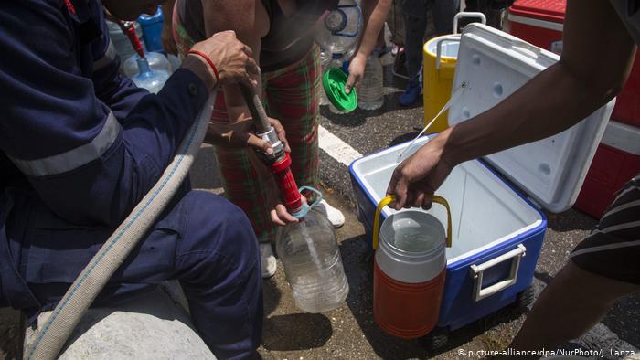 Los venezolanos sufren no solo de escasez de alimentos, sino también de agua, y eso durante la pandemia de COVID-19.