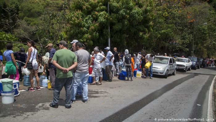 Filas para llenar recipientes con agua en Caracas. La falta de agua y electricidad golpea a menudo a los venezolanos. (Archivo).