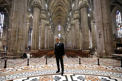 Andrea Bocelli se prepara para cantar en el Duomo de la Catedral de Milán (REUTERS)