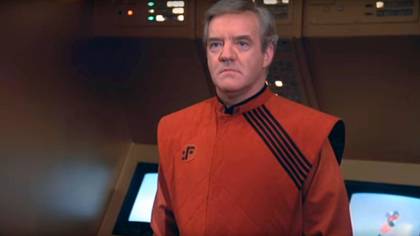 Herd personificando al Supremo Comandante John, en la miniserie V, Invasión Extraterrestre 