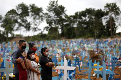 Familiares durante un entierro masivo de personas que fallecieron por COVID-19, en el cementerio de Parque Taruma en Manaos, Brasil, el 26 de mayo de 2020 (REUTERS/Bruno Kelly)