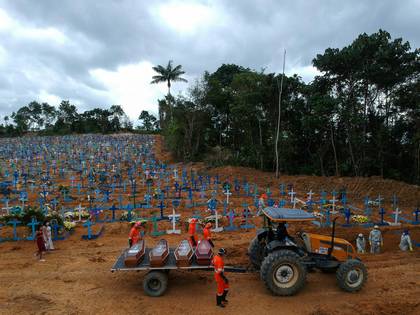 Los sepultureros trabajan durante un entierro masivo de víctimas de COVID-19 en el cementerio de Parque Taruma en Manaos, Brasil, el 26 de mayo de 2020. Foto tomada con un drone (REUTERS/Bruno Kelly)