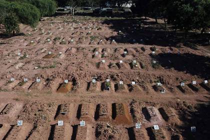 Imagen de tumbas abiertas en el cementerio de Nova Cachoeirinha en Sao Paulo, Brasil. 26 mayo 2020. REUTERS/Amanda Perobelli